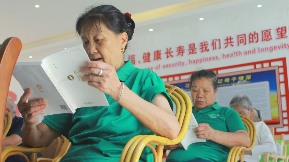 说明: 图片包含 游戏机, 男孩, 年轻, 体育 描述已自动生成