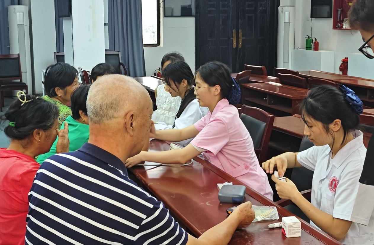 开展义诊服务 普及健康知识