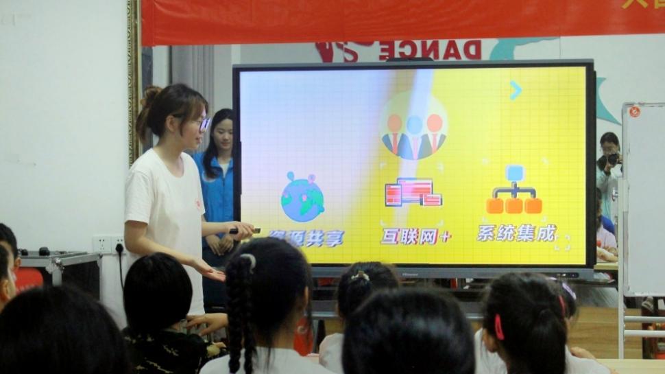 说明: 电脑前的人们 低可信度描述已自动生成