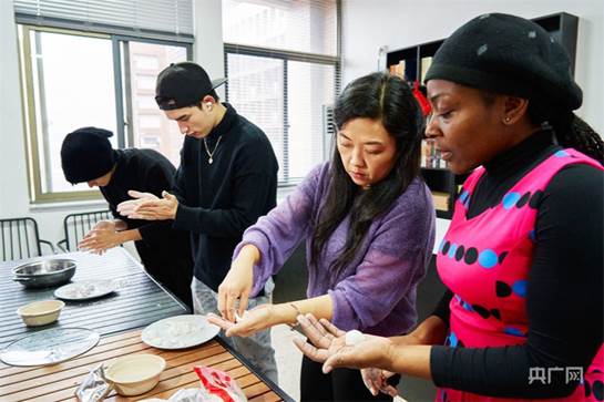 说明: https://mediabluk.cnr.cn/img/cnr/CNRCDP/2022/0214/3a7243faf7a3f164484763351025077411.jpg?auth=ae5b28c75847c87d88cfd36123e9974f