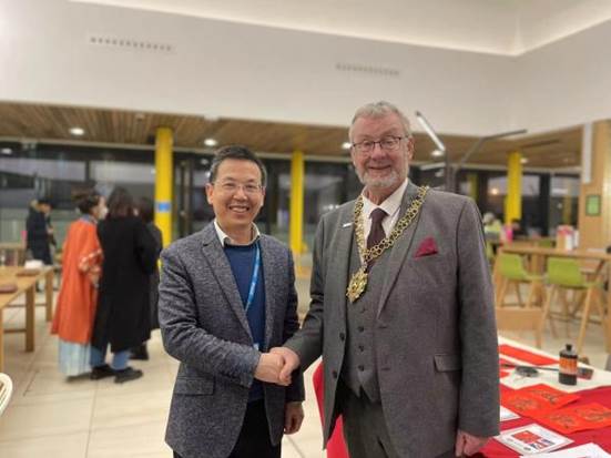 说明: 考文垂市市长John McNicholas与中方院长刘有发