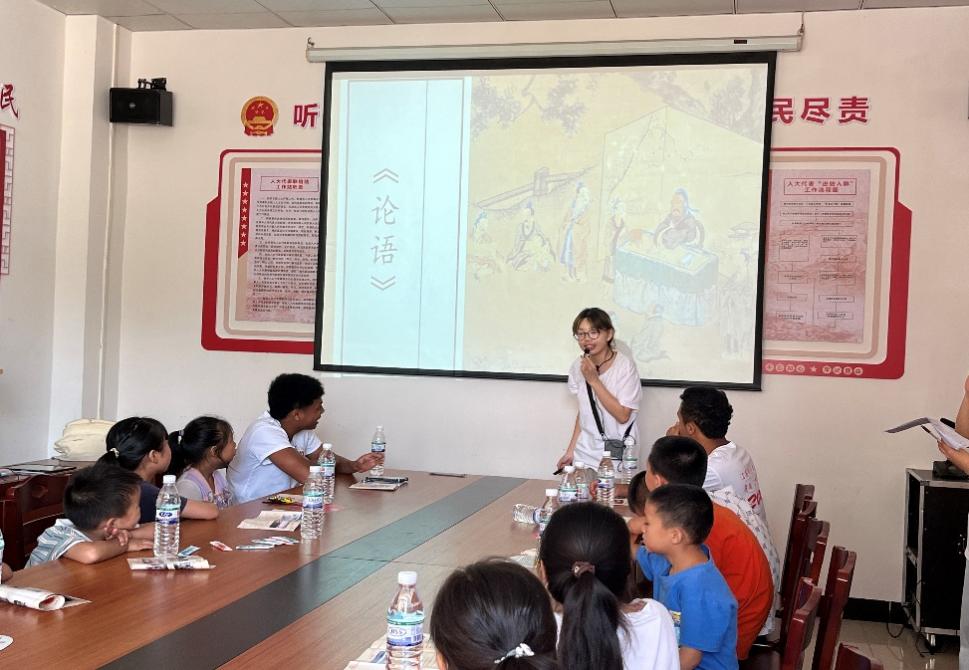 说明: 一群人在餐厅里 描述已自动生成