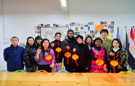 说明: https://mediabluk.cnr.cn/img/cnr/CNRCDP/2022/0214/5a99d826af531644847743286430541011.jpg?auth=2b0ad140b0a27e4227d5e2faa0b8c3a9